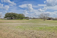 284 Crestview Rd, Yorktown, TX 78164