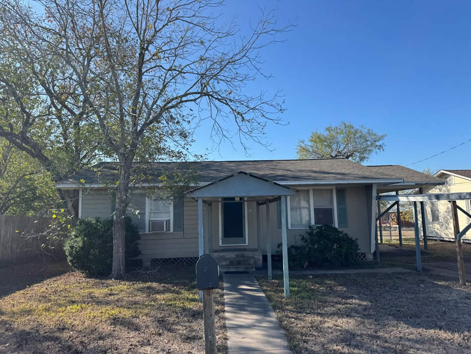607 Lavaca, Cuero, TX 77954