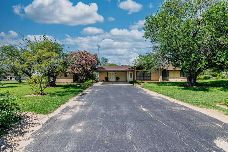 94 Crestview Rd., Yorktown, TX 78164